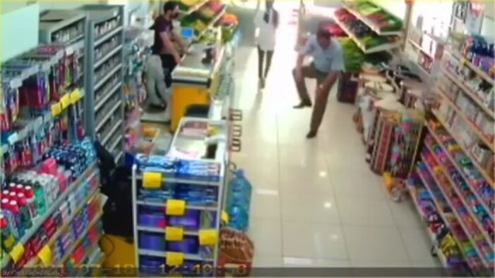 Maskeyi öyle bir yerinden çıkardı ki görenlerin ağzı açık kaldı