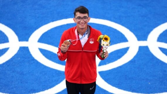 Milli okçu Mete Gazoz 2020 Tokyo Olimpiyat Oyunları finalinde altın madalya kazandı