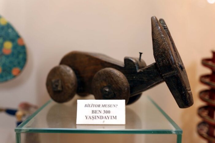 Mağarada 1700 – 1990 yıllarının oyuncakları sergileniyor