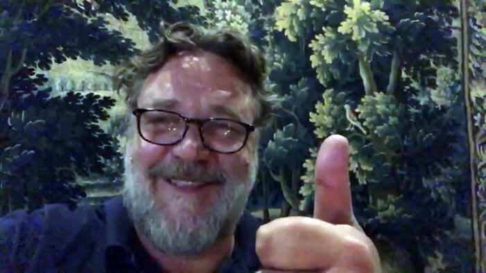 Ünlü aktör COVID-19 aşısı olduğunu duyurdu