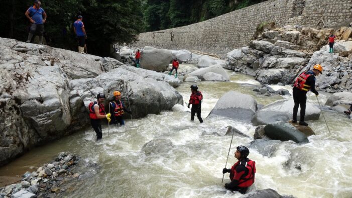 Rize ve Artvin’de sel felaketinin izleri silinmeye çalışılıyor