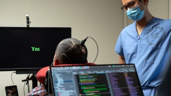 Beynine yerleştirilen elektrotlarla yeniden konuştu