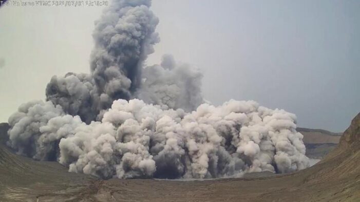 ‘Taal Yanardağı’ndan duman bulutları yükseldi!..