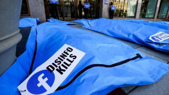 Sosyal medya devi Facebook ceset torbalarıyla protesto edildi