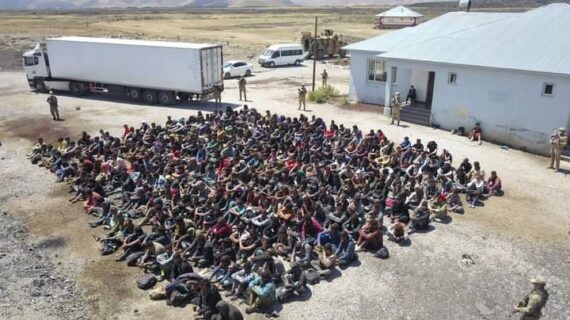 Jandarma ekiplerince durdurulan TIR’ın dorsesinde 300 kaçak göçmen yakalandı