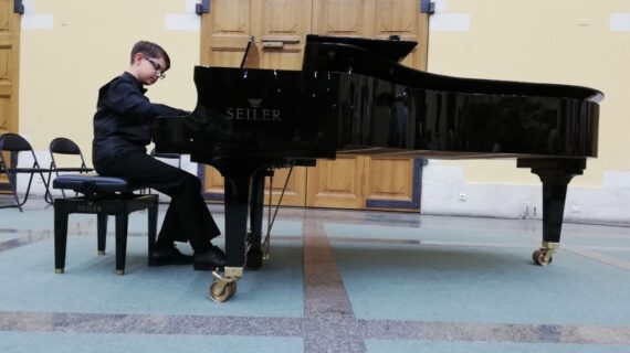 15 yaşındaki piyanist Mert Hakan Şeker Haydn Konservatuvarı’na kabul edildi
