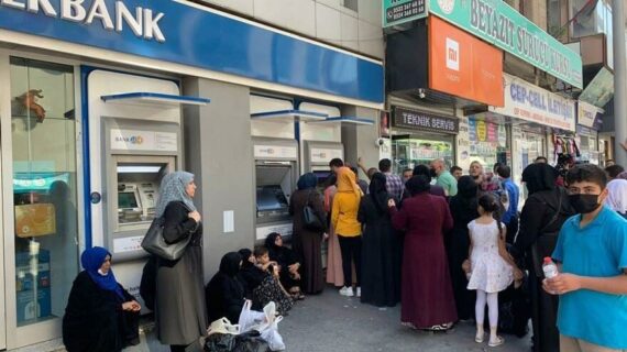 Suriyeliler sanayide değil para kuyruğundalar!..