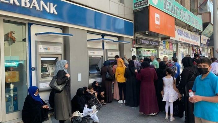 Suriyeliler sanayide değil para kuyruğundalar!..