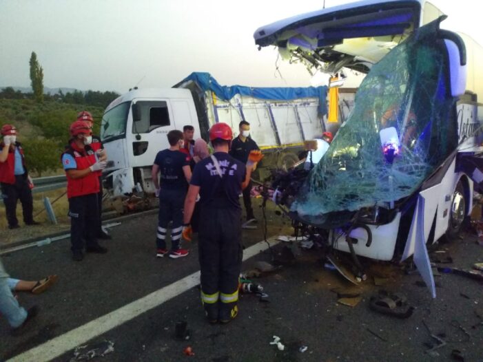 Manisa’da otobüs kamyona çarptı 6 kişi öldü 37 kişi yaralandı