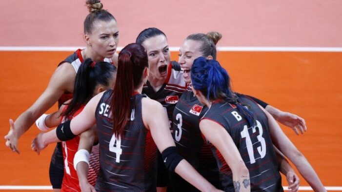 A Milli Kadın Voleybol Takımımız zor günlerde yüzümüzü güldürdü