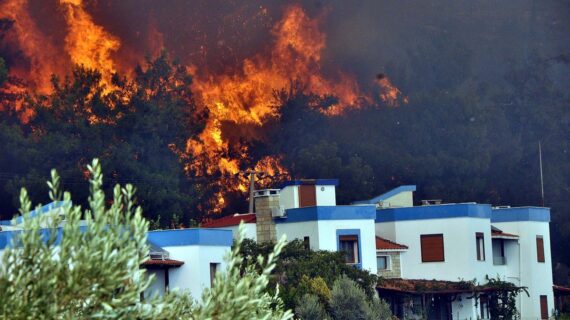 Gökova yanıyor!.. Sahildeki tatil sitelerinde yazlıkçılar evlerini boşalttı