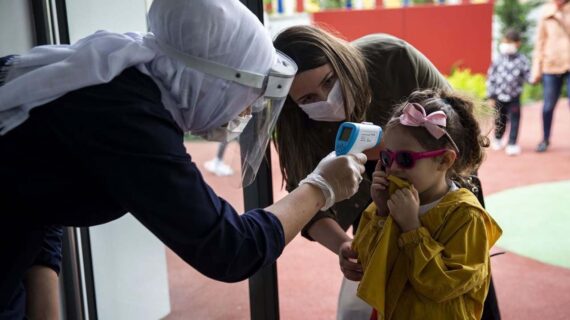 Aşı olmayanların çocukları belediye kreşlerine alınmayacak