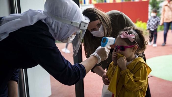 Aşı olmayanların çocukları belediye kreşlerine alınmayacak
