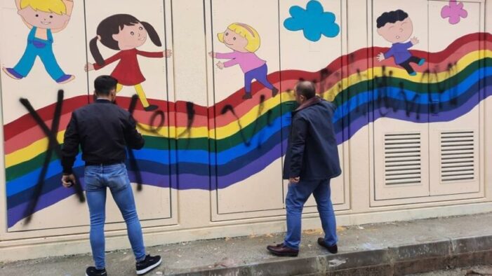 “LGBT’ yi temsil ediyor” diye üzerini boyadılar