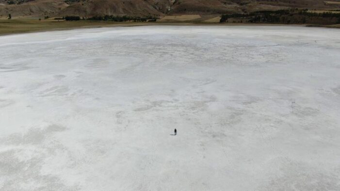 Kuraklık nedeniyle kuruyan gölden geriye beyaz tuz tabakası kaldı