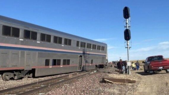 ABD’de yolcu treni raydan çıktı