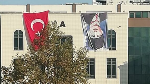 Üniversite Atatürk’ün resmini ters astı