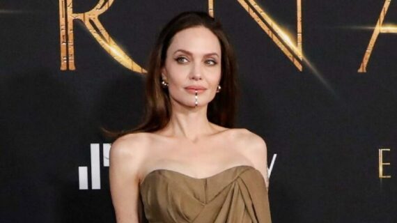 Angelina Jolie sıra dışı tarzıyla gündeme geldi