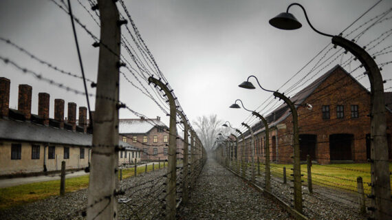 Auschwitz’in duvarlarına Yahudi karşıtı mesajlar!..