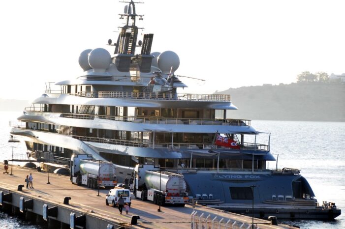 ‘Bill Gates’i ağırlayan Filin Fox yatı Bodrum’dan ayrıldı