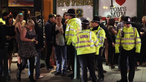 İngiltere’de gece kulüplerinde iğneli saldırgan paniği yaşanıyor