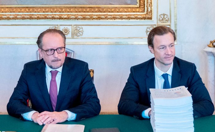 Avusturya’da Başbakan ve Maliye Bakanı istifa etti