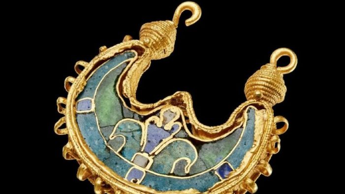 Danimarka’da 11inci yüzyıldan kalma altın küpe bulundu