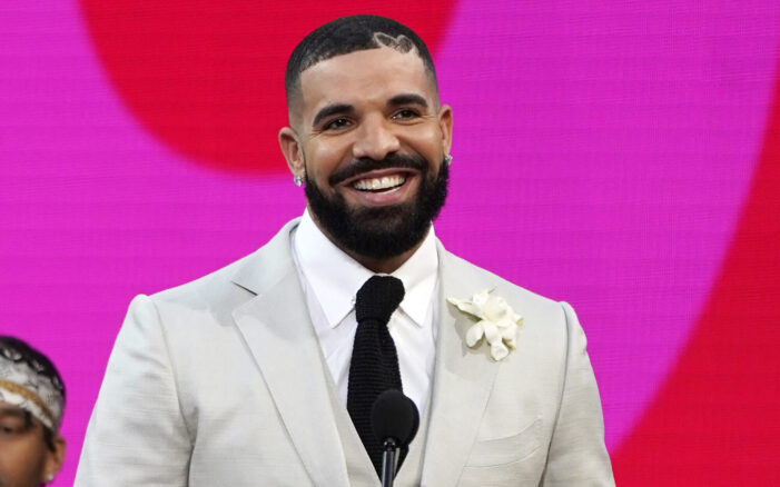 Drake iki Grammy adaylığını geri çekti