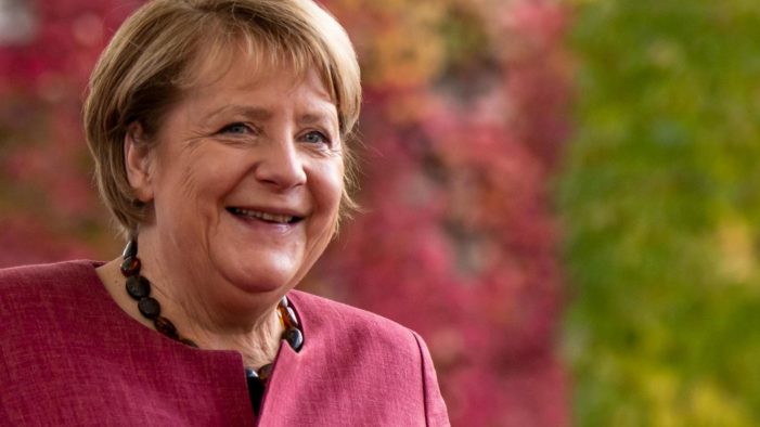 Merkel “Renkli filmi unutmuşsun” şarkısıyla uğurlanıyor