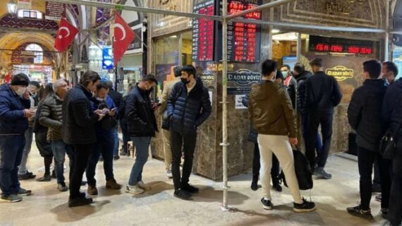 Döviz büroları önünde kuyruk oluştu