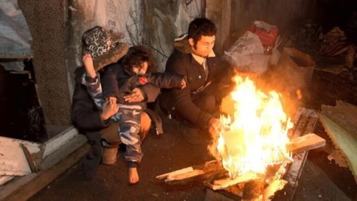 Eşi ve kızıyla mağara gibi depoda yaşıyor