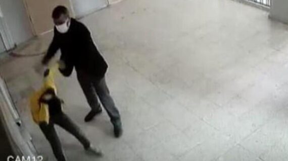 Öğrencisini döven öğretmenle ilgili yeni iddia! ‘Masa altına sokup çoraplarını koklatırdı’