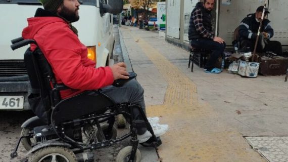 Sivilceyi sıktı tekerlekli sandalyeye mahkum oldu