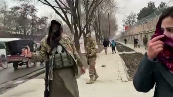 Taliban protestocu kadınların yüzüne biber gazı sıktı
