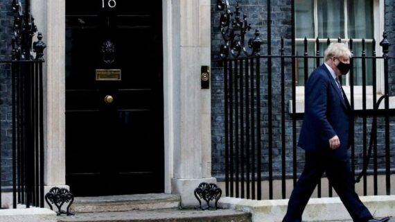 Boris Johnson’ı eski danışmanı suçladı: Yalan söylüyor