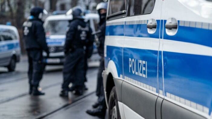 Almanya’da iki polis memuru vuruldu