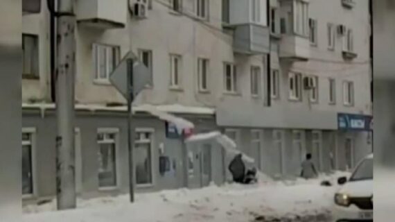 Kaldırımda yürüyen anne ve bebeğinin üstüne buz parçası düştü Kaldırımda yürüyen anne ve bebeğinin üstüne buz parçası düştü