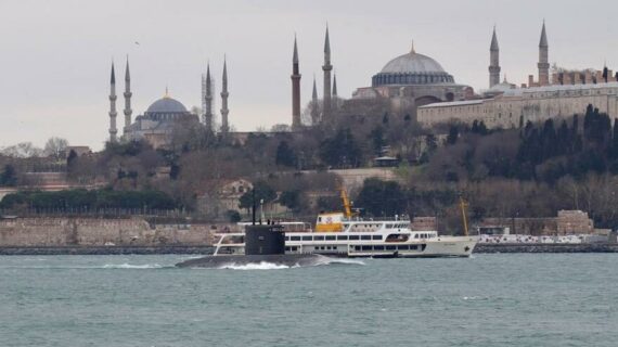 Rus saldırı tipi denizaltı Boğazlardan geçti