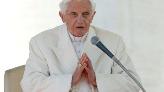 Eski Papa Benedict cinsel istismar mağdurlarından özür diledi Eski Papa Benedict cinsel istismar mağdurlarından özür diledi
