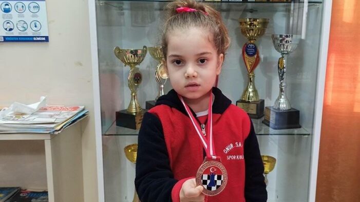 Markette görüp aldırdığı satranç takımıyla 6 ayda şampiyon oldu