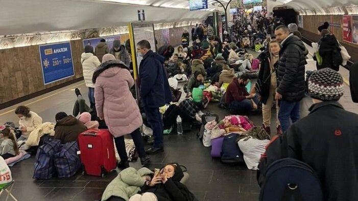 Ukraynalılar ikinci geceyi de metrolarda geçirdi