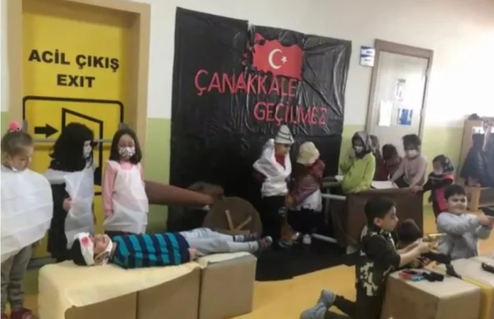 Anaokulu öğrencilerinin 18 Mart’ta sergilediği tiyatro oyunu dehşete düşürdü