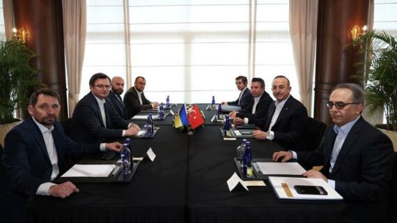 Rus ve Ukraynalı bakanlar masaya oturdu Rus ve Ukraynalı bakanlar masaya oturdu