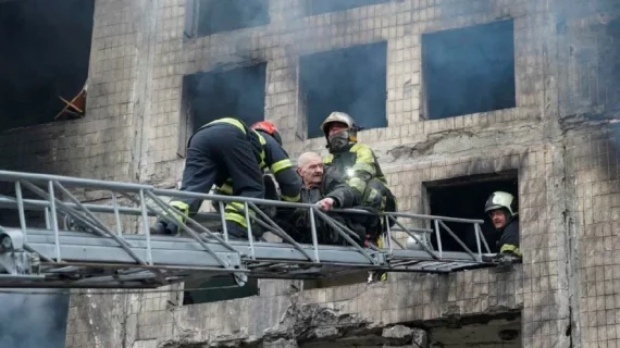 Rusya, Kiev’de 9 katlı apartmanı vurdu Rusya, Kiev’de 9 katlı apartmanı vurdu