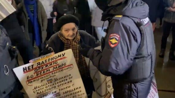 Yaşlı kadının tutuklanma anı gündem oldu