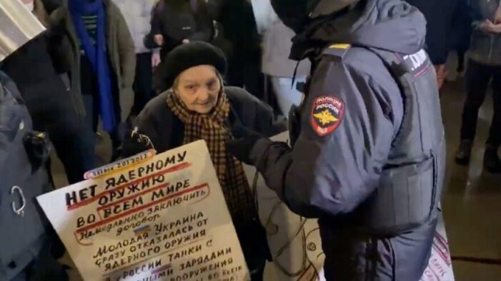 Yaşlı kadının tutuklanma anı gündem oldu