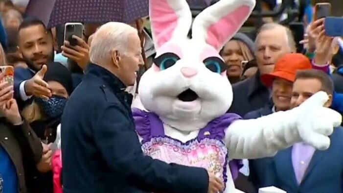 Biden Paskalya tavşanının gazabına uğradı