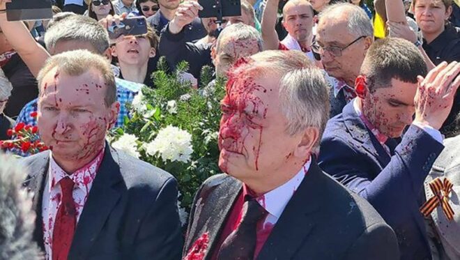 Rus Büyükelçi kırmızı boyalı saldırıya uğradı