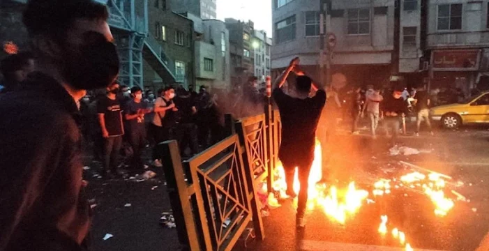 İran halk ayaklanmasıyla sarsılıyor