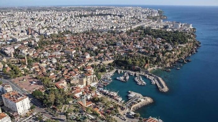 Memurlar ve turizm emekçileri Antalya’yı terk ediyor..